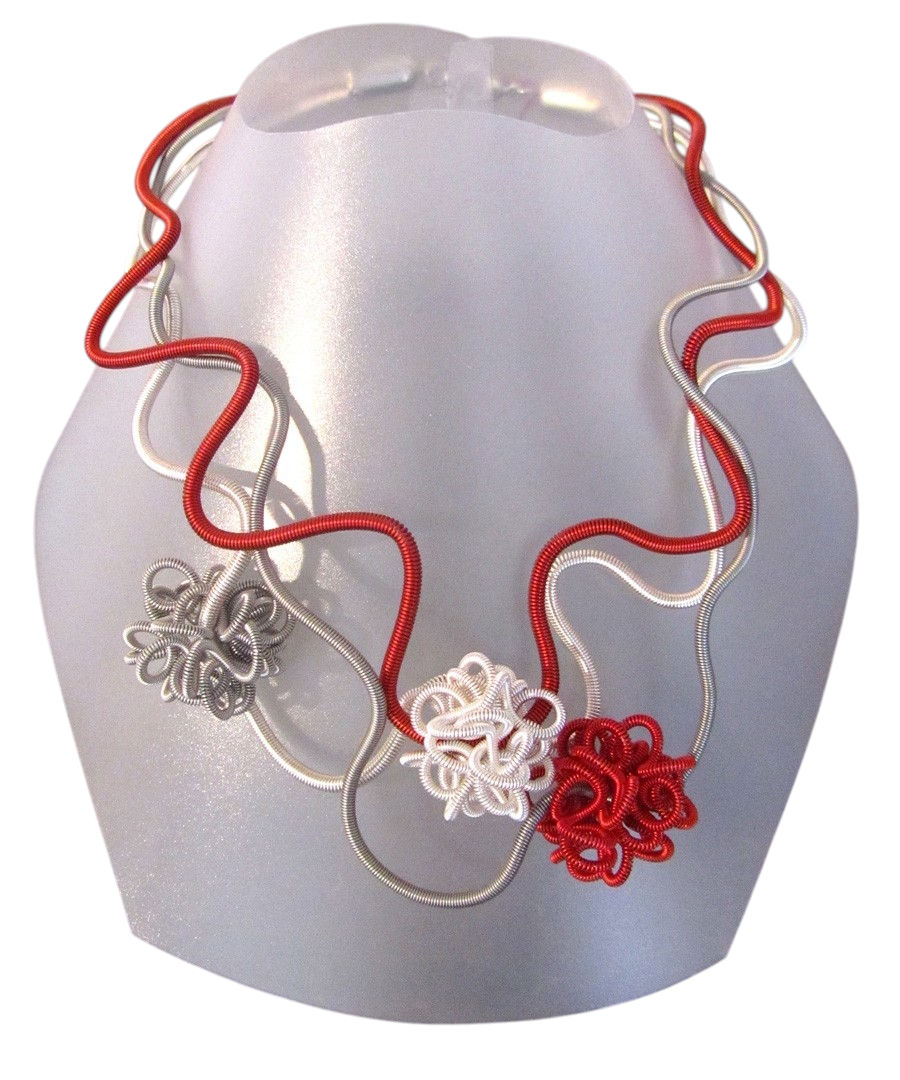Collier TORNADO, no 59, de l'artiste Sandrine Giraud, Ce bijou modulable, toujours original, marie avec élégance l’originalité des lignes résolument contemporaines.