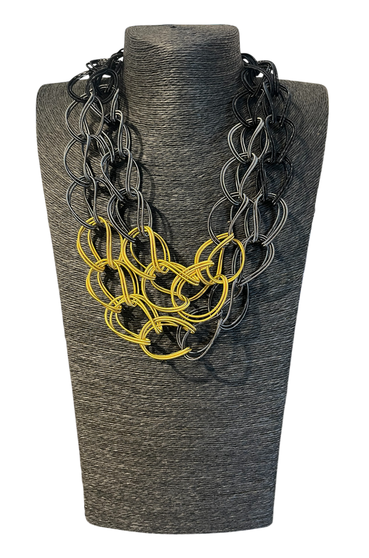 Collier TWIST DOUBLE, no 20, de l'artiste Sandrine Giraud, Ce bijou marie avec élégance l’originalité des lignes résolument contemporaines.