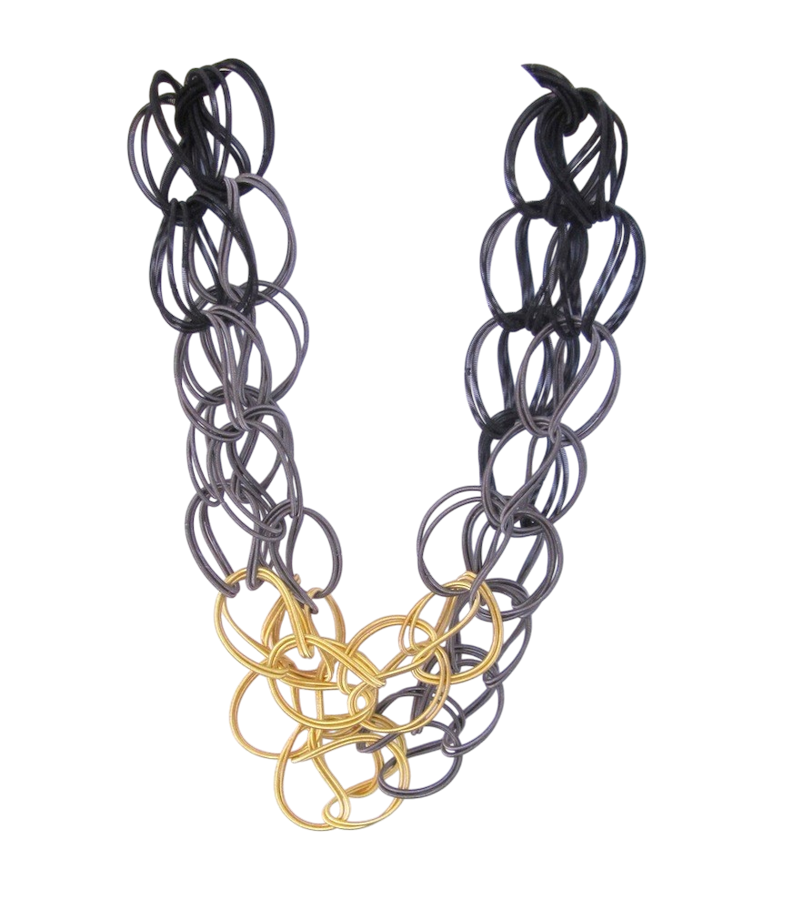 Collier TWIST DOUBLE, no 20, de l'artiste Sandrine Giraud, Ce bijou marie avec élégance l’originalité des lignes résolument contemporaines.