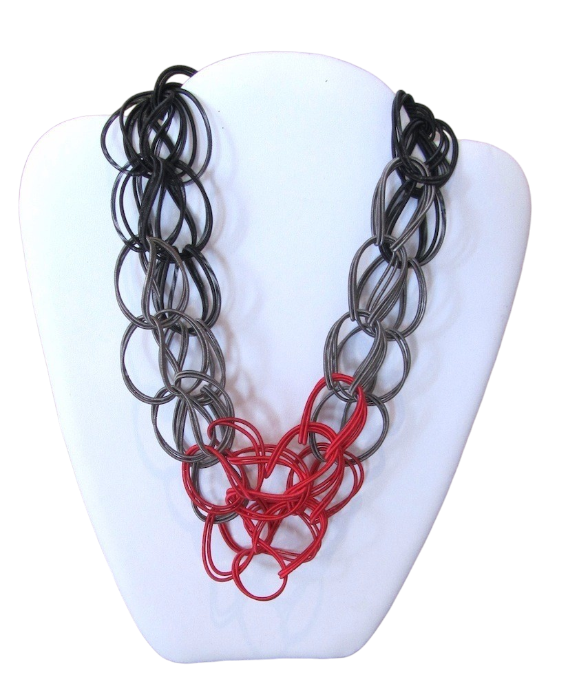 Collier TWIST DOUBLE, no 3, de l'artiste Sandrine Giraud, Ce bijou marie avec élégance l’originalité des lignes résolument contemporaines.