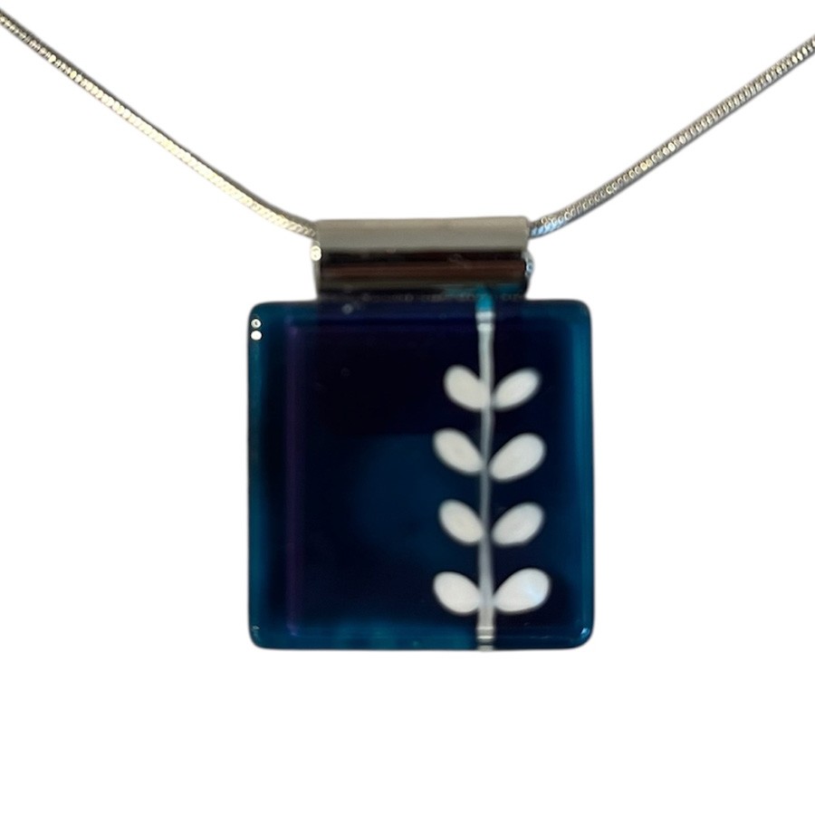 Collier carré 1 pouce, no 53, de l'artiste Azurine, Peint à la main, Chaîne 18 po acier inoxydable, Matière première : verre, cuisson au four