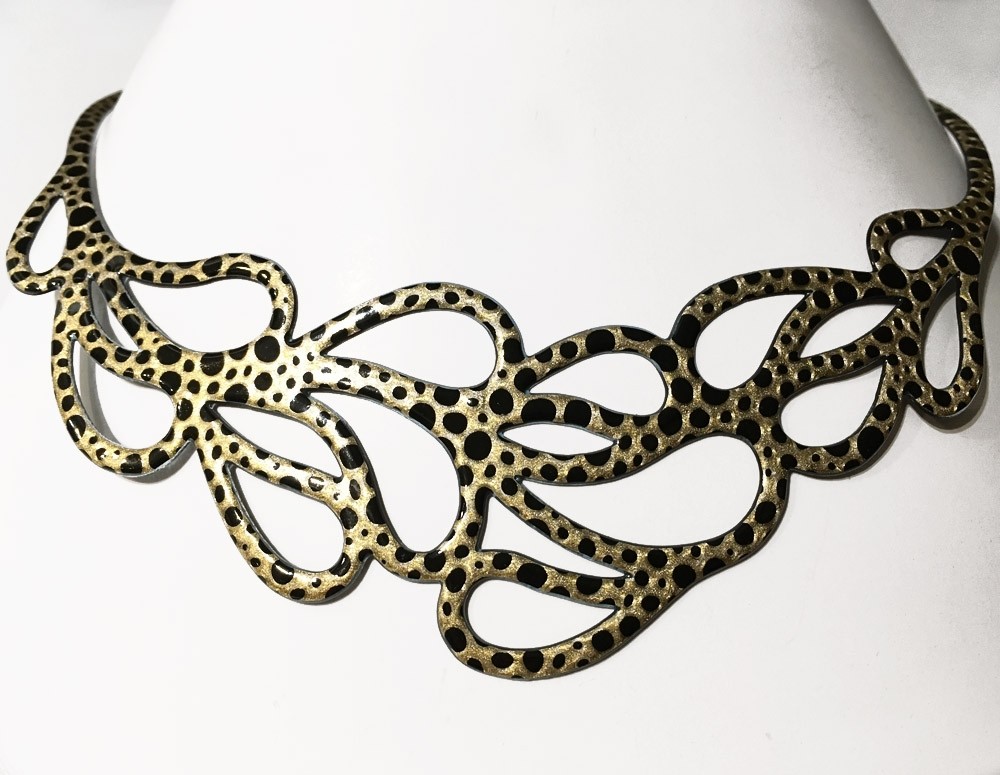 Collier Feuilles, no 7, de l'artiste Molusk, Bijou aquatique souple et léger fait de PVC coloré qui épouse la forme du corps à la manière d’un tatouage, longueur maximale 18 pouces