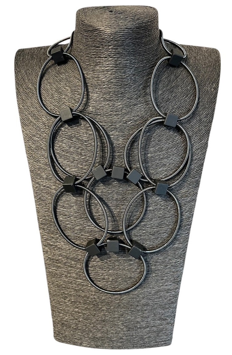 Collier SAUTOIR RESSORT CUBIQUE, no 114, de l'artiste Sandrine Giraud, couleur, argent, cubes noirs. Ce bijou modulable, toujours original, marie avec élégance la grâce et l’originalité des lignes.