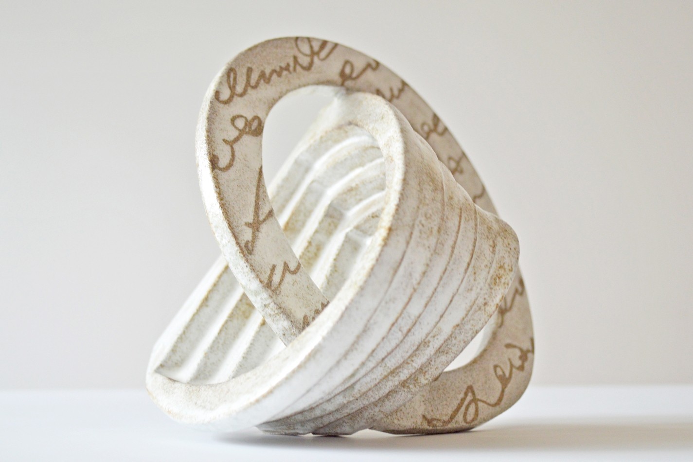 Construire ensemble, de l'artiste Catherine De Abreu, Céramique, Création unique, dimension : 10 x 8 x 7.75 po