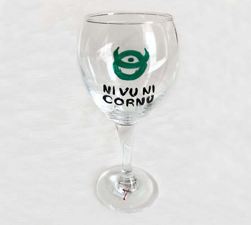 Coupe à vin, #10, logo vert, Ni Vu Ni Cornu, Dimension : 7 po hauteur x 3.25 po de largeur, Coupe à vin vendue à l'unité