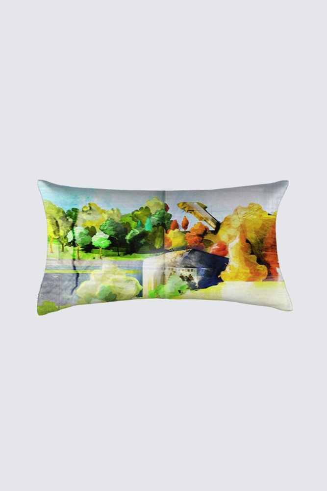 Coussin Bastien, rectangle long, no D Quai de Ste Anne, modèle 'Ma Côte de Beaupré', Ni Vu Ni Cornu, Auteure Annie Lévesque, artiste, Art portable, Imprimé des deux côtés (recto-verso), Fait au Canada, dimension : 12po x 23po