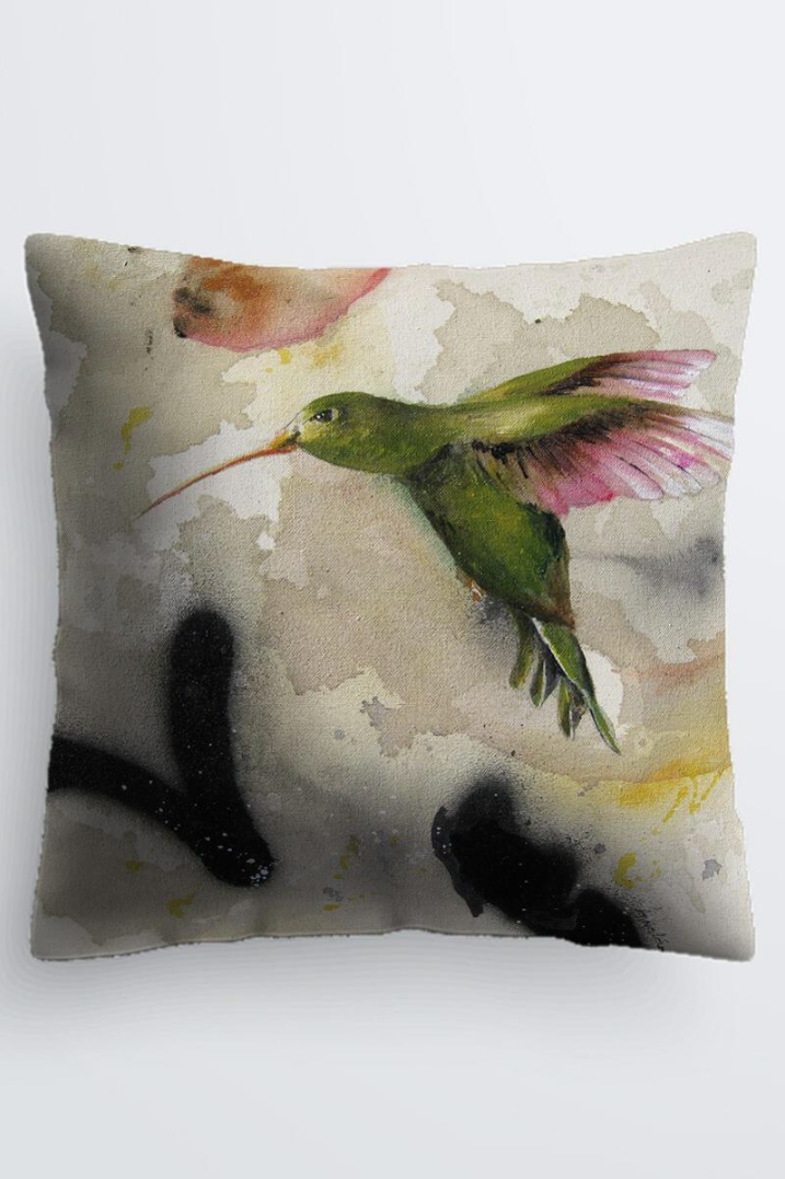 Coussin Pablo, carré, modèle 'Colibris', Ste-Anne, Ni Vu Ni Cornu, Art portable, Imprimé des deux côtés (recto-verso), Fabriqué au Canada, dimension : 18" x 18", Tissu soyeux