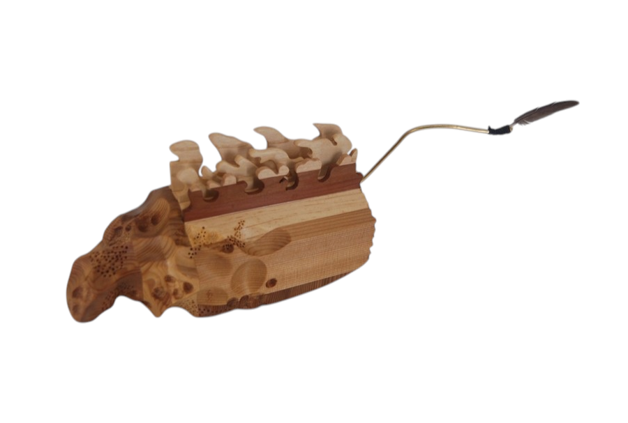 Doux vacillement, de l'artiste Claudia Côté, Sculpture, bois cèdre, pin, cerisier, peuplier, plume de perdrix, Création unique, dimension : 13.25 x 5 x 4 po