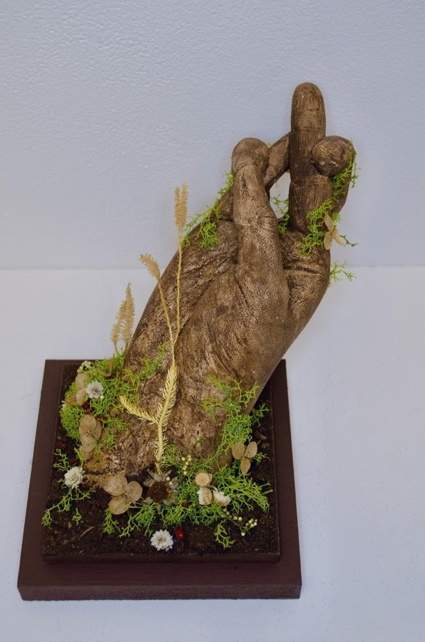 Émergence, de l'artiste Raphaëlle Bitar, Sculpture, Plâtre et végétaux divers, dimension : 8 x 6 x 7 pouces