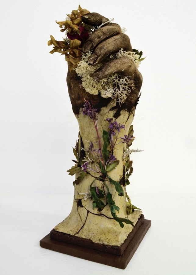 Étreinte, de l'artiste Raphaëlle Bitar, Sculpture, Argile, plâtre et végétaux divers, dimension : 7 x 4 x 4.5 pouces