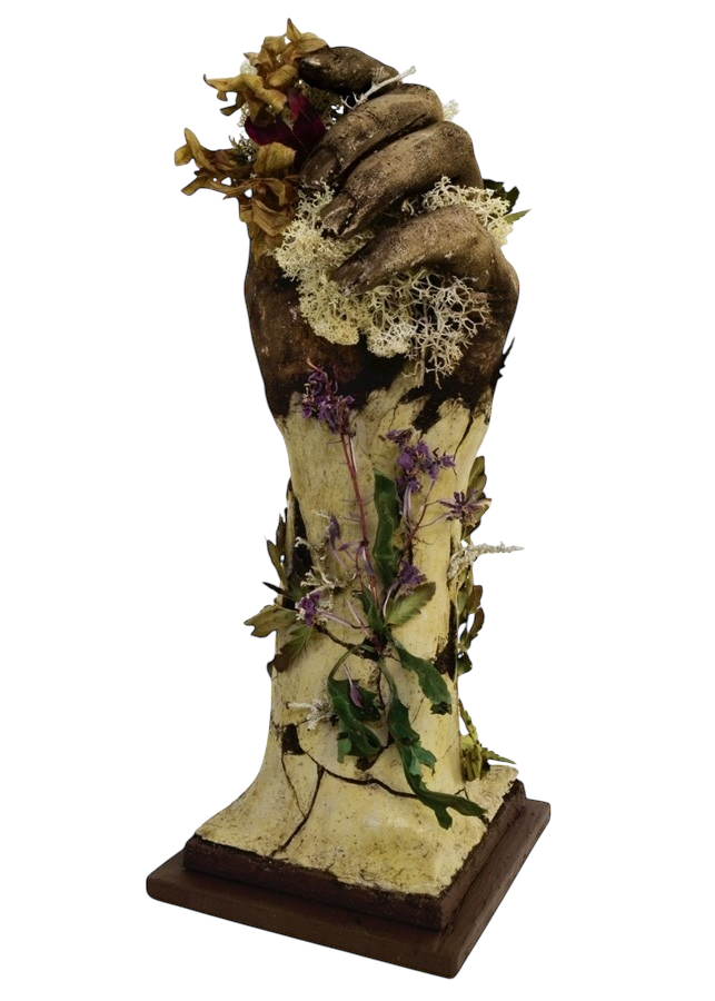 Étreinte, de l'artiste Raphaëlle Bitar, Sculpture, Argile, plâtre et végétaux divers, dimension : 7 x 4 x 4.5 pouces