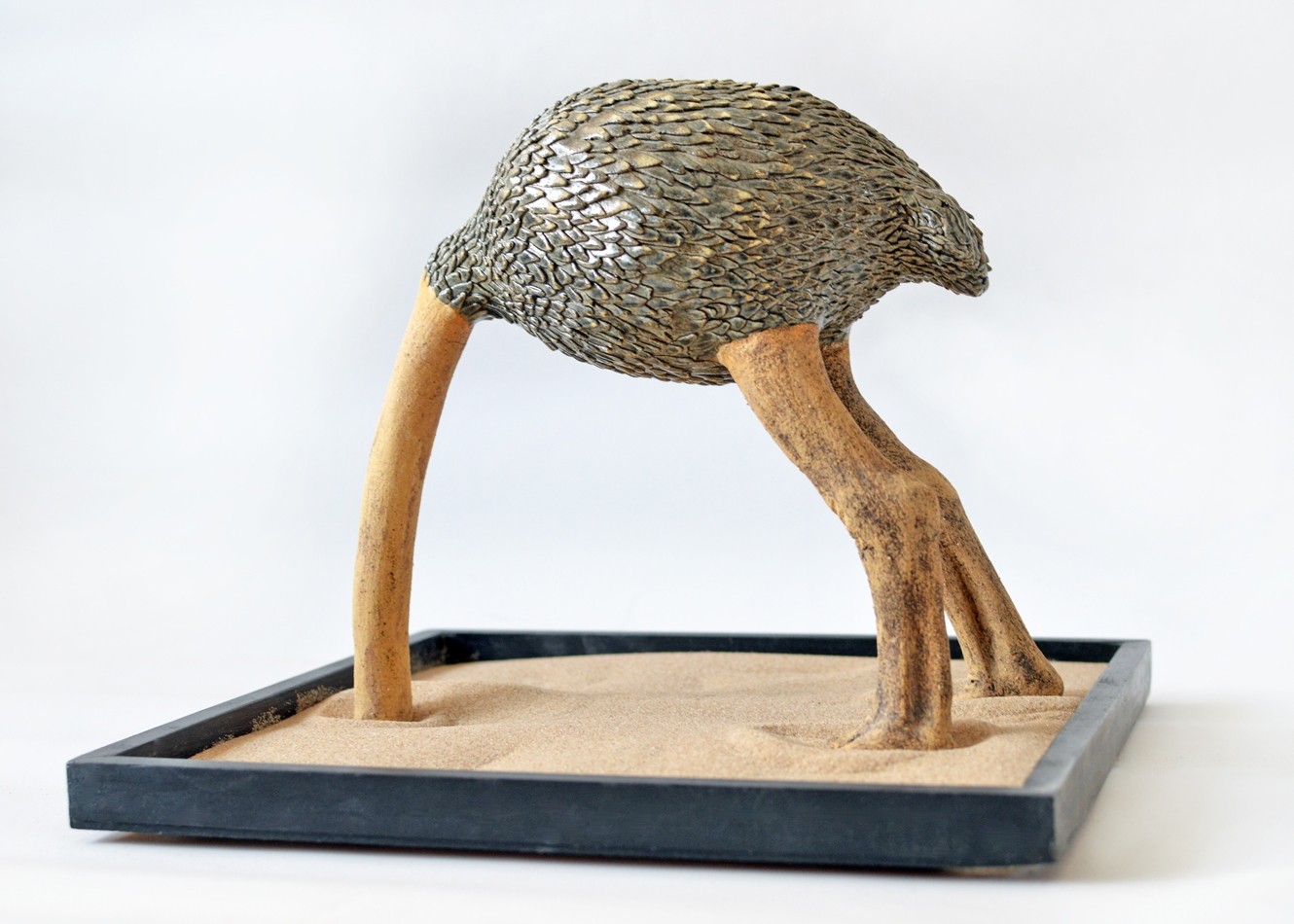 Faire l'autruche, de l'artiste Catherine De Abreu, Céramique, Création unique, dimension : 12 x 12 x 9 3/8 po