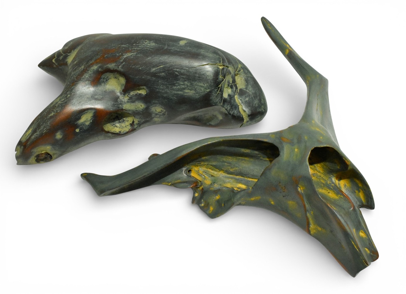 Far West (2 pièces) Panthère et Cerf, de l'artiste Pierre Paquet, Sculpture, Bois de grève, Dimension : Panthère 4 H x 7 x 11 L po et Cerf 12 H x 4 x 14 L po