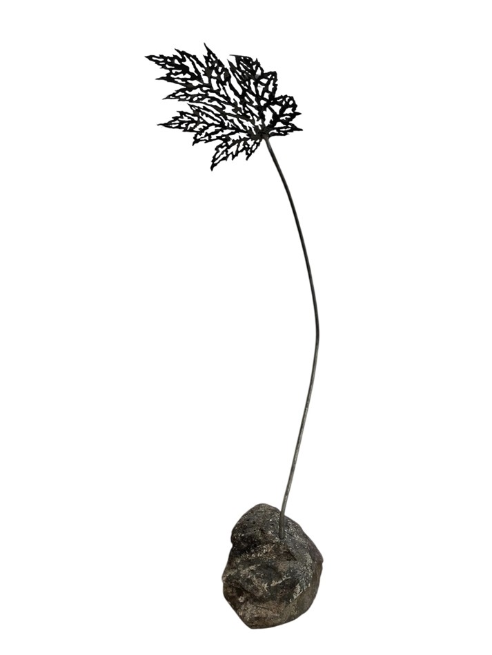 Fièrement canadienne, o-33, de l'artiste Danny Perkins, Sculpture, roche et acier, Oeuvre pour l'intérieur et l'extérieur, Dimension : 62 x 22 po, La hauteur est approximative, vue 1