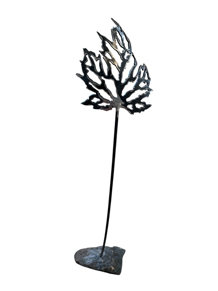 Fièrement canadienne, o-34, de l'artiste Danny Perkins, Sculpture, roche et acier, Oeuvre pour l'intérieur et l'extérieur, Dimension : 44 x 10 po, La hauteur est approximative. vue 1