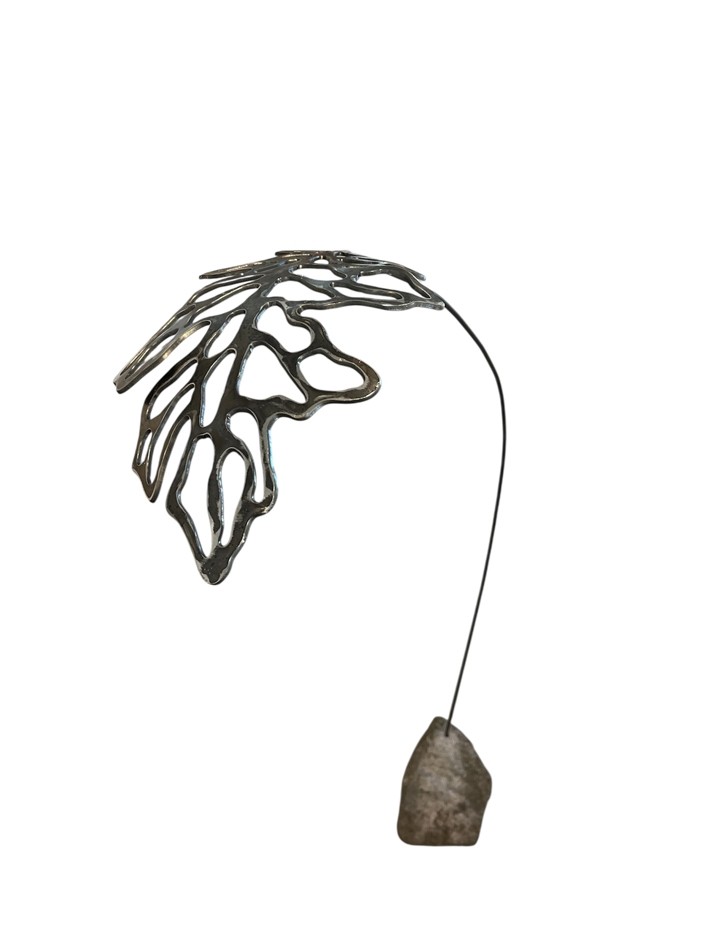 Fièrement canadienne, o-37, de l'artiste Danny Perkins, Sculpture, roche et acier, Oeuvre pour l'intérieur et l'extérieur, Dimension : 64 x 12 po, La hauteur est approximative. vue 1