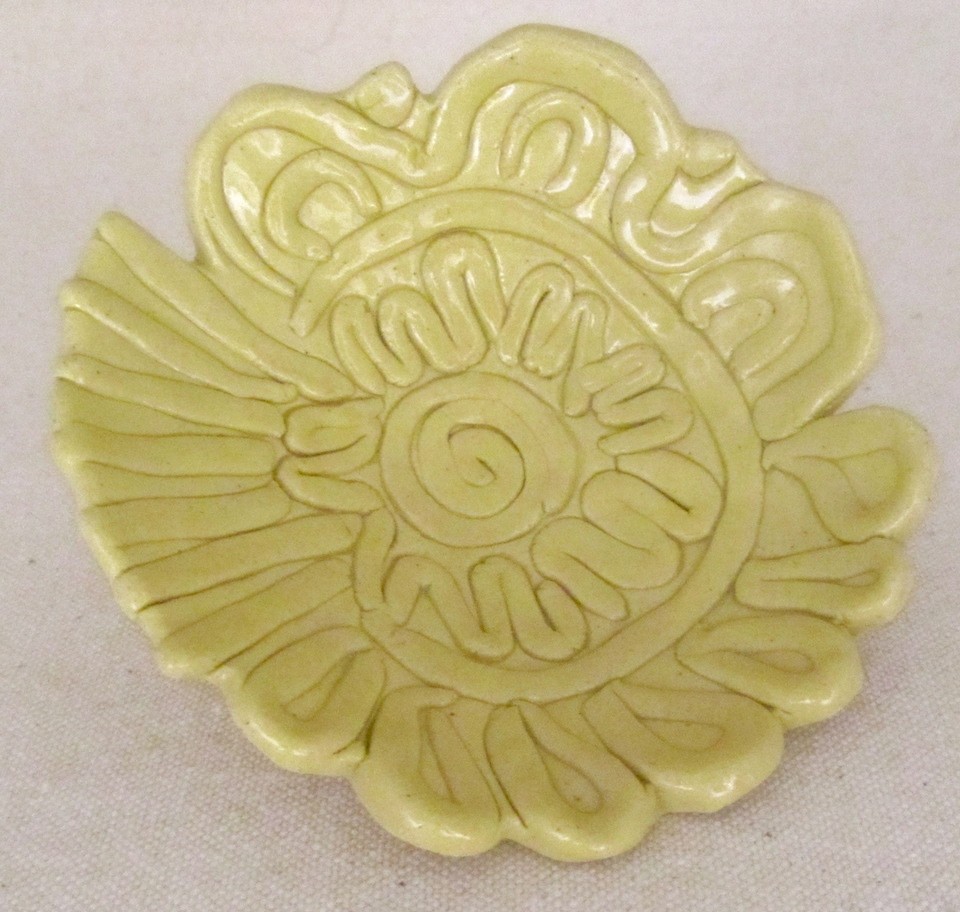 Fleur Rosace jaune, vendu séparément, de l'artiste Véronique Martel, dimension : 2 à 4 pouces de diamètre, Peut être légèrement différent de la photo présentée, Faisait partie de l'ensemble 'L'épicier du coin ...', Faïence grès pigment émail 