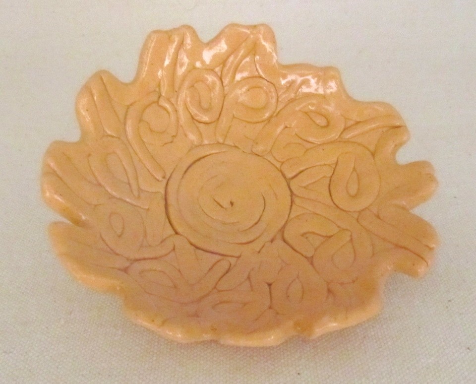 Fleur Rosace orange, vendue séparément, de l'artiste Véronique Martel, dimension : 2 à 4 pouces de diamètre, Peut être légèrement différente de la photo présentée, Faisait partie de l'ensemble 'L'épicier du coin ...', Faïence grès pigment émail 