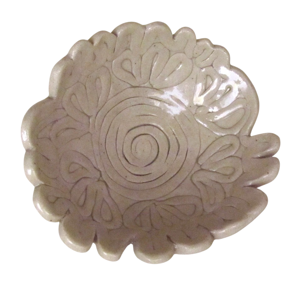 Fleur Rosace beige, vendue séparément, de l'artiste Véronique Martel, dimension : 2 à 4 pouces de diamètre, Peut être légèrement différente de la photo présentée, Faisait partie de l'ensemble 'L'épicier du coin ...', Faïence grès pigment émail 
