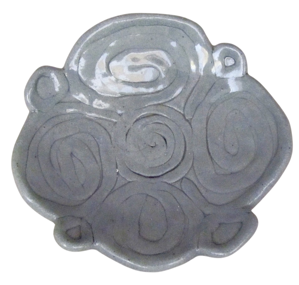 Fleur Rosace bleue, vendue séparément, de l'artiste Véronique Martel, dimension : 2 à 4 pouces de diamètre, Peut être légèrement différente de la photo présentée, Faisait partie de l'ensemble 'L'épicier du coin ...', Faïence grès pigment émail 