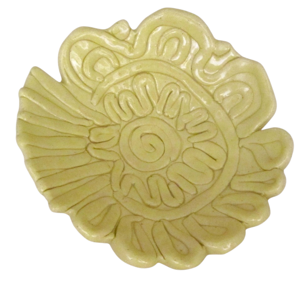 Fleur Rosace jaune, vendu séparément, de l'artiste Véronique Martel, dimension : 2 à 4 pouces de diamètre, Peut être légèrement différent de la photo présentée, Faisait partie de l'ensemble 'L'épicier du coin ...', Faïence grès pigment émail 