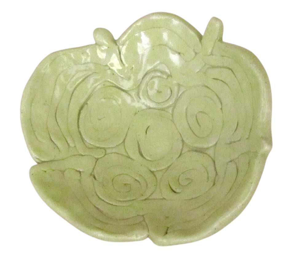 Fleur Rosace verte, vendue séparément, de l'artiste Véronique Martel, dimension : 2 à 4 pouces de diamètre, Peut être légèrement différente de la photo présentée, Faisait partie de l'ensemble 'L'épicier du coin ...', Faïence grès pigment émail 