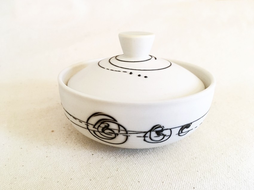 Fleur de sel, intérieur vert, de l'artiste Elizabeth Hamel, medium : céramique porcelaine blanche, dimension : 2.5 po haut x 4 po diamètre, pièce vendue à l'unité