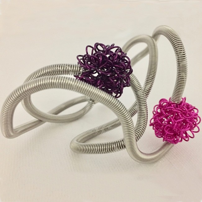 Bracelet FLOCON, no 4, de l'artiste Sandrine Giraud, Ce bijou modulable marie avec élégance la grâce et l’originalité des lignes résolument contemporaines. longueur de 8 pouces