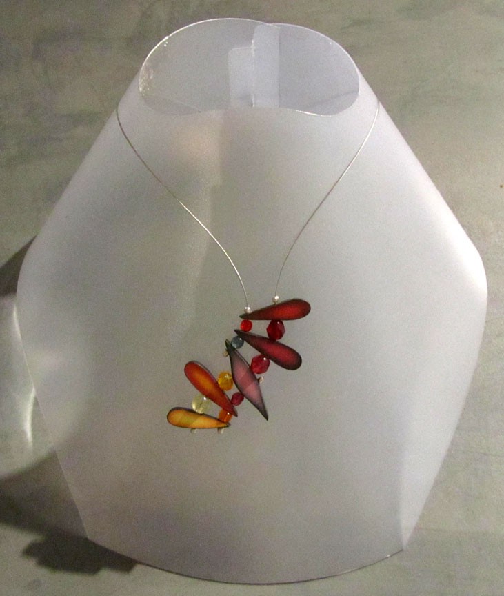 Collier, Fougère, no 24, de l'artiste Sophiori, Bijou contemporain coloré, fait à la main, Matière première : pâte de polymère, de la création jusqu'à l'assemblage final