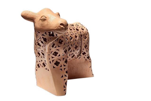Céramique Grande vache, ORANGE, de l'artiste Véronique Martel, Céramique, Faïence, engobe, émail, dimension : 44 x 19 x 29 pouces de largeur 