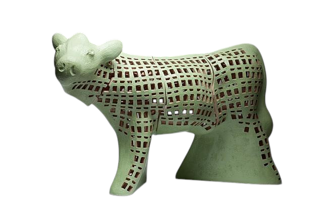 Céramique Grande vache, VERTE, de l'artiste Véronique Martel, Faïence, engobe, émail, dimension : 44 x 19 x 29 pouces de largeur 