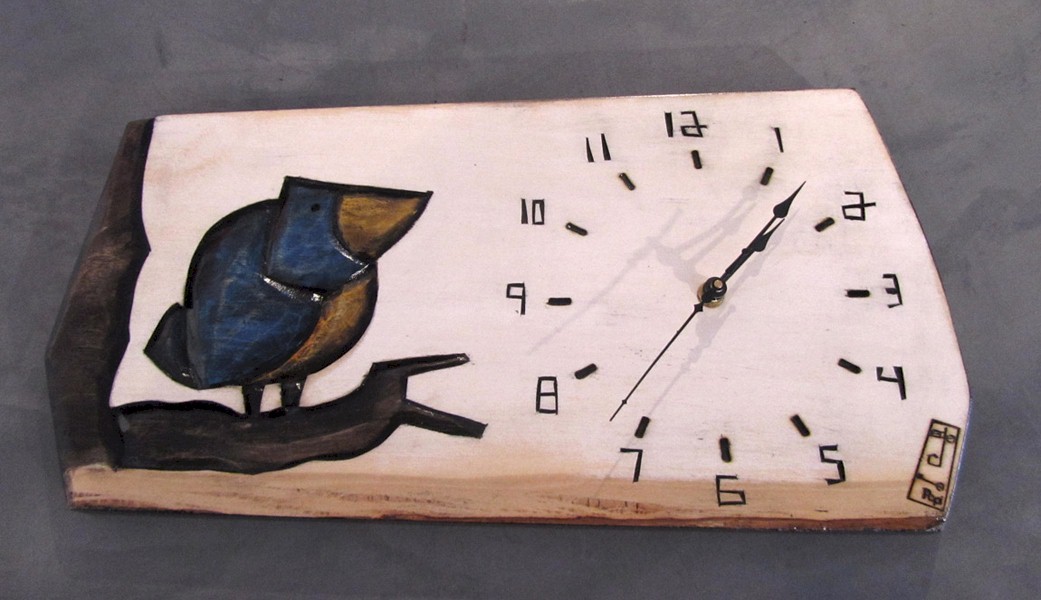 Horloge horizontale, format moyen, Oiseau bleu, de l'artiste Alexandre Tardif, faite en bois, tilleul, format rectangulaire, fond blanc, dimension : 7.5 x 1 x 15.5 pouces de largeur, décoration fonctionnelle, 1 batterie 2A