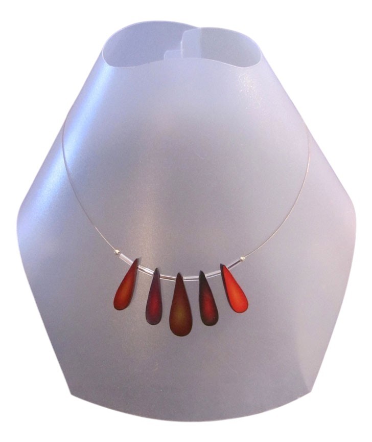 Collier, Pétales, no 7, de l'artiste Sophiori, Bijou contemporain coloré, fait à la main, Matière première : pâte de polymère, de la création jusqu'à l'assemblage final