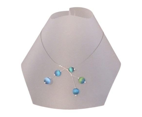 Collier, Planètes, no 114, de l'artiste Sophiori, Bijou contemporain coloré, fait à la main, Matière première : pâte de polymère, de la création jusqu'à l'assemblage final