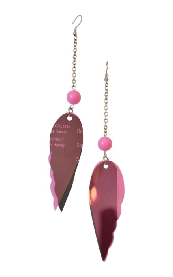 Boucles d'oreilles - Color key aile rose, de l'artiste Tomate d'Épingles, Bijou mode urbaine, style loufoque, de l'éco-design, Fabriqué au Québec et à la main avec des matériaux recyclés, vendu par paire