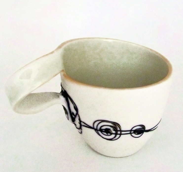 Tasse (petite) pour gaucher, # 1 (intérieur vert), de l'artiste Elizabeth Hamel, medium : céramique porcelaine blanche 