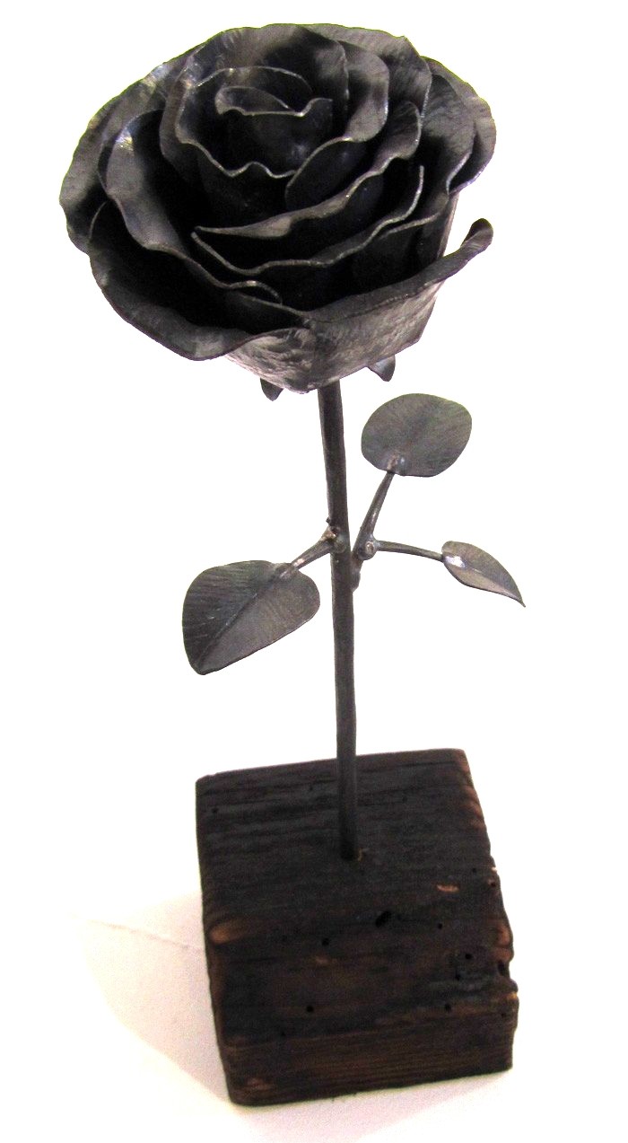 Rose no 4, de l'artiste Denis Lebel, Sculpture, Cuivre, base en bois, Création unique, dimension : 14 x 4 x 4 po