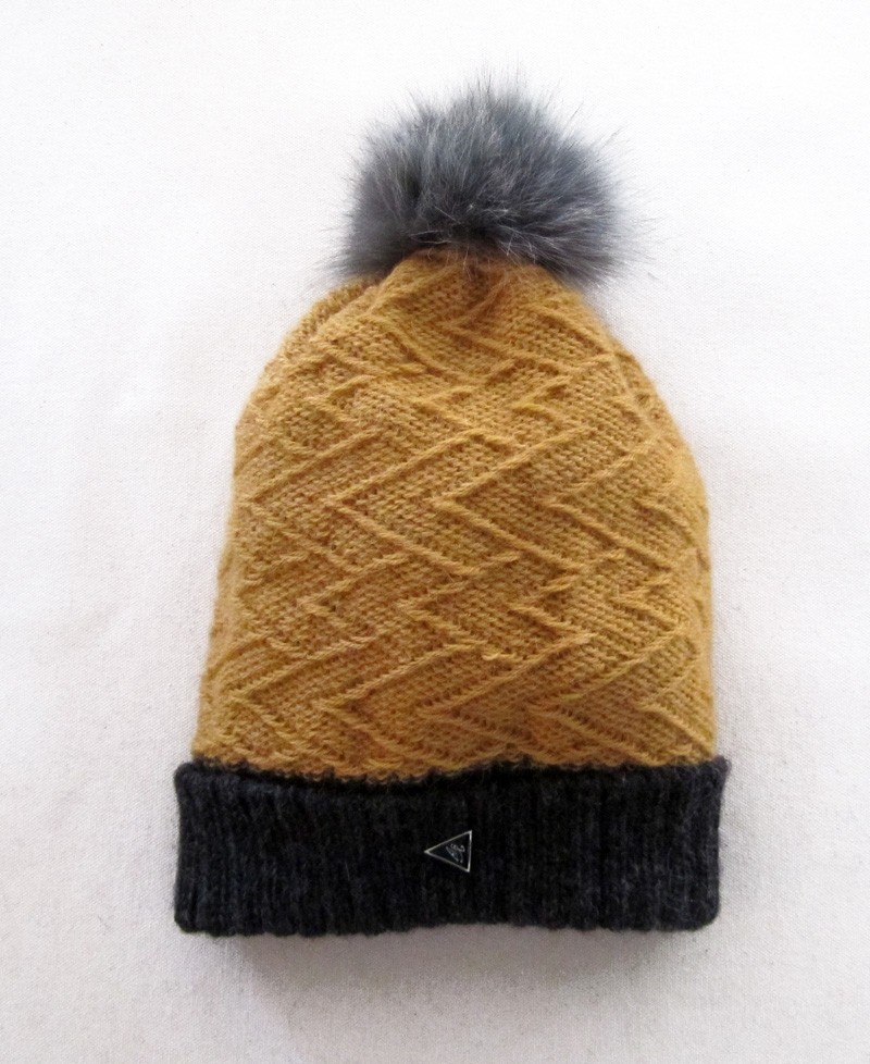 Tuque Dawson, no 34, de l'artiste Irèna Geerts, Création québécoise faite à la main. Modèle garni d'un pompon de fourrure recyclée et de laine alpaga à 100 %.