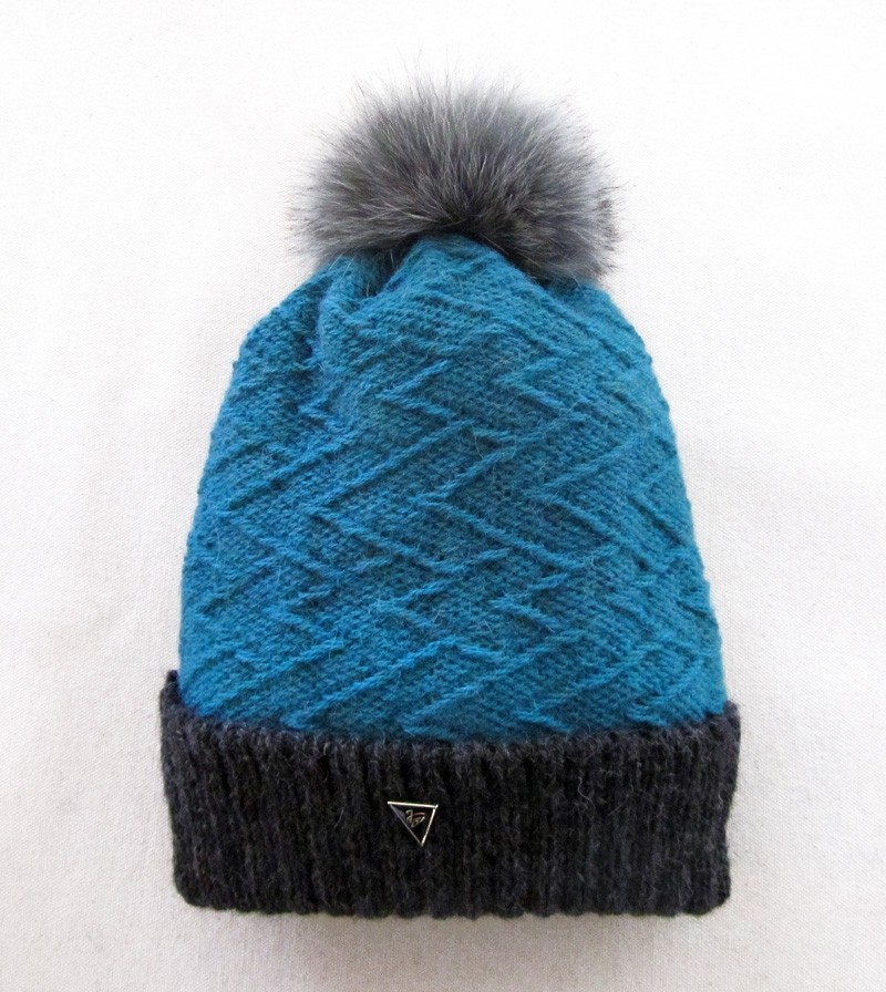 Tuque Dawson, no 36, de l'artiste Irèna Geerts, Création québécoise faite à la main. Modèle garni d'un pompon de fourrure recyclée et de laine alpaga à 100 %.