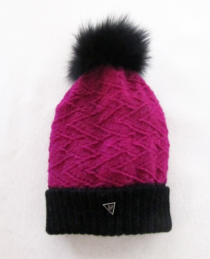 Tuque Dawson, no 30, de l'artiste Irèna Geerts, Création québécoise faite à la main. Modèle garni d'un pompon de fourrure recyclée et de laine alpaga à 100 %.