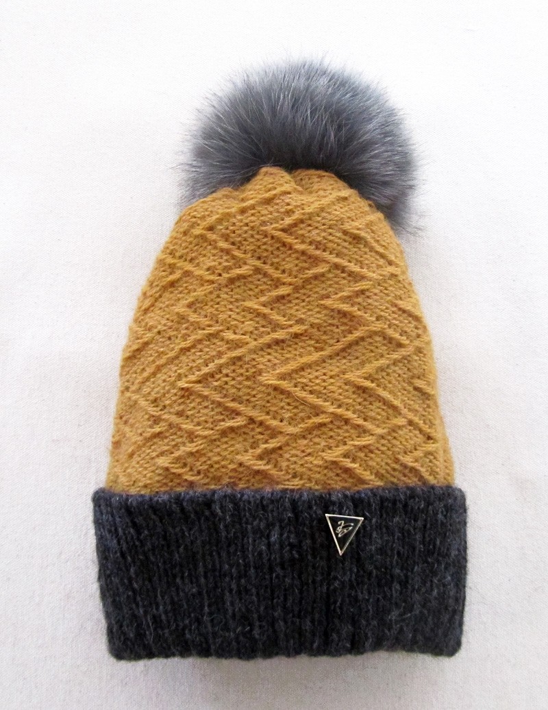 Tuque Dawson, no 33, de l'artiste Irèna Geerts, Création québécoise faite à la main. Modèle garni d'un pompon de fourrure recyclée et de laine alpaga à 100 %.