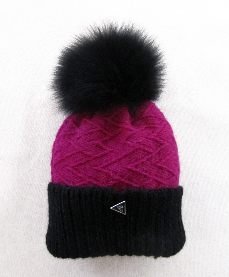 Tuque Dawson, no 15, de l'artiste Irèna Geerts, Création québécoise faite à la main. Modèle garni d'un pompon de fourrure recyclée et de laine alpaga à 100 %.