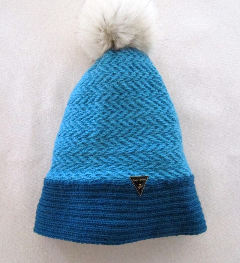 Tuque tissée, no 12, de l'artiste Irèna Geerts, Création québécoise faite à la main. Modèle garni d'un pompon de fourrure recyclée et de laine alpaga à 100 % %