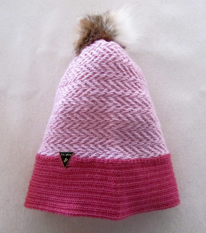 Tuque tissée, no 14, de l'artiste Irèna Geerts, Création québécoise faite à la main. Modèle garni d'un pompon de fourrure recyclée et de laine alpaga à 100 % %, vue A