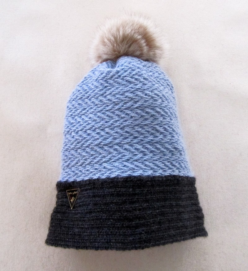 Tuque tissée, no 6, de l'artiste Irèna Geerts, Création québécoise faite à la main. Modèle garni d'un pompon de fourrure recyclée et de laine alpaga à 100 % %, vue A