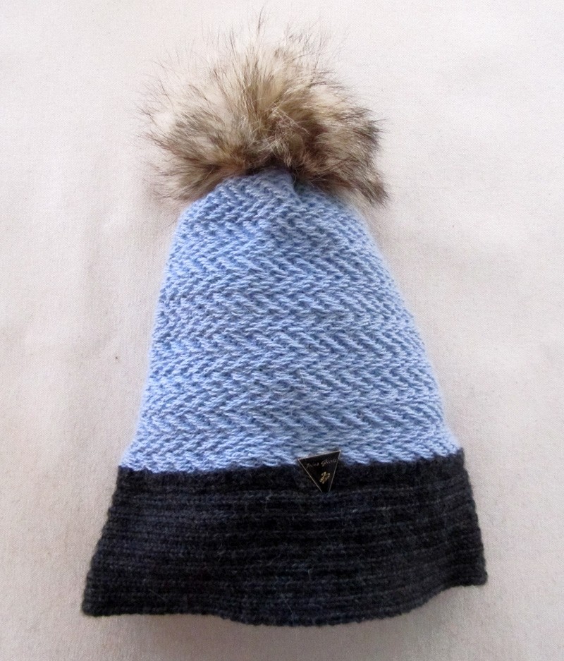 Tuque tissée, no 5, de l'artiste Irèna Geerts, Création québécoise faite à la main. Modèle garni d'un pompon de fourrure recyclée et de laine alpaga à 100 % %, vue A