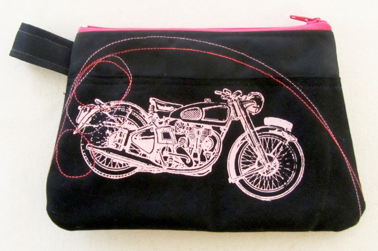 Pochette (grande), no 53, de l'artiste Cynthia DM, Tissu imperméable Nylon Majestic, doublure intérieure, sérigraphie sur tissu, jeux de coutures décoratives, fermeture éclair YKK (meilleure qualité)