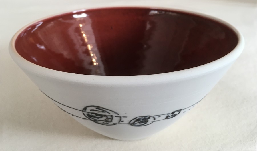 Bol à soupe thaï (intérieur rouge), de l'artiste Elizabeth Hamel, medium : céramique porcelaine blanche, dimension : 4.5 po haut x 7.5 po diamètre, pièce vendue à l'unité