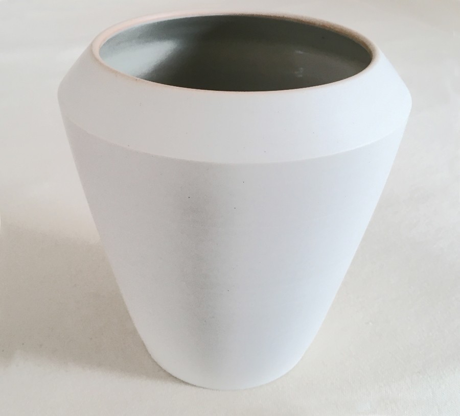 Vase (grand), # 4 (intérieur vert), de l'artiste Elizabeth Hamel, medium : céramique porcelaine blanche, Dimension : 7 po haut x 6.5 po diamètre, pièce vendue à l'unité