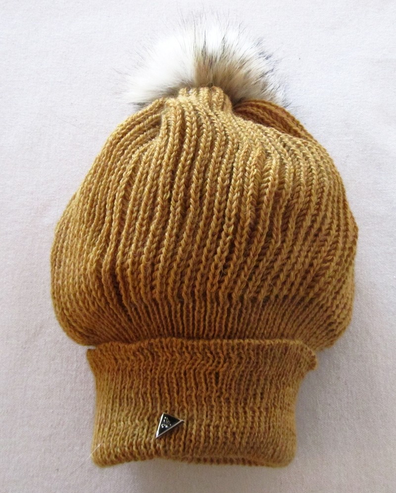 Tuque béret, no 41, de l'artiste Irèna Geerts, Création québécoise faite à la main. Modèle garni d'un pompon de fourrure recyclée et de laine alpaga à 100 %.